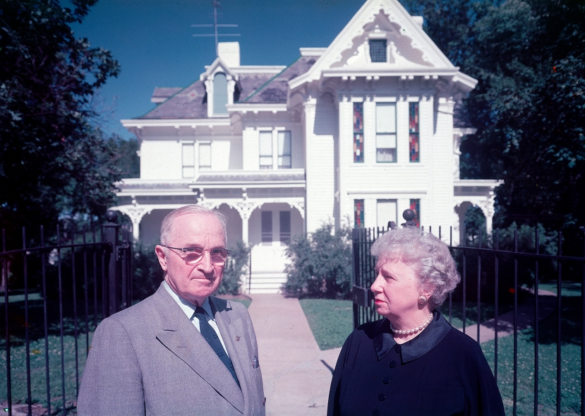 Năm 1953, cựu Tổng thống Truman đã trở về ngôi nhà trước đây mình sống với phu nhân Bess sau khi họ kết hôn năm 1919. Đó là ngôi nhà số 219 đường North Delaware, Independence, Missouri. Ảnh: Getty Năm 1953, cựu Tổng thống Truman đã trở về ngôi nhà trước đây mình sống với phu nhân Bess sau khi họ kết hôn năm 1919. Đó là ngôi nhà số 219 đường North Delaware, Independence, Missouri. Ảnh: Getty