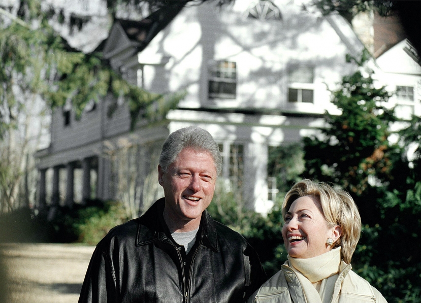 Năm 2004, ông Clinton đã cho Oprah tham quan ngôi nhà 11 phòng, có 5 phòng ngủ, 4 phòng tắm, một nhà kho, một hồ bơi và bộ sưu tập ghế bập bênh của ông. Ảnh: Getty Năm 2004, ông Clinton đã cho Oprah tham quan ngôi nhà 11 phòng, có 5 phòng ngủ, 4 phòng tắm, một nhà kho, một hồ bơi và bộ sưu tập ghế bập bênh của ông. Ảnh: Getty
