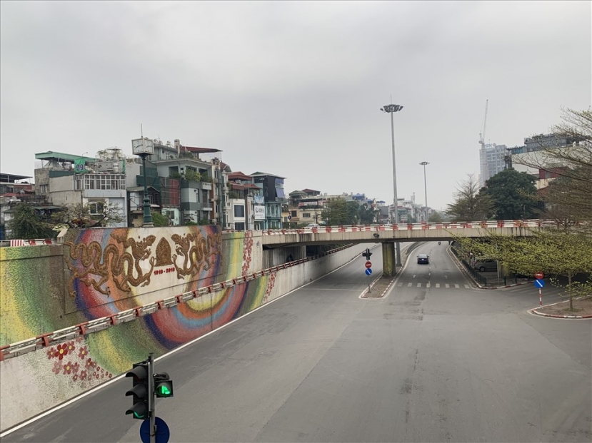 Khu vực cầu Chương Dương ngày thường luôn tấp nập xe cộ, sáng nay chỉ thấy lác đác một vài phương tiện. Ảnh: Lao động Khu vực cầu Chương Dương ngày thường luôn tấp nập xe cộ, sáng nay chỉ thấy lác đác một vài phương tiện. Ảnh: Lao động