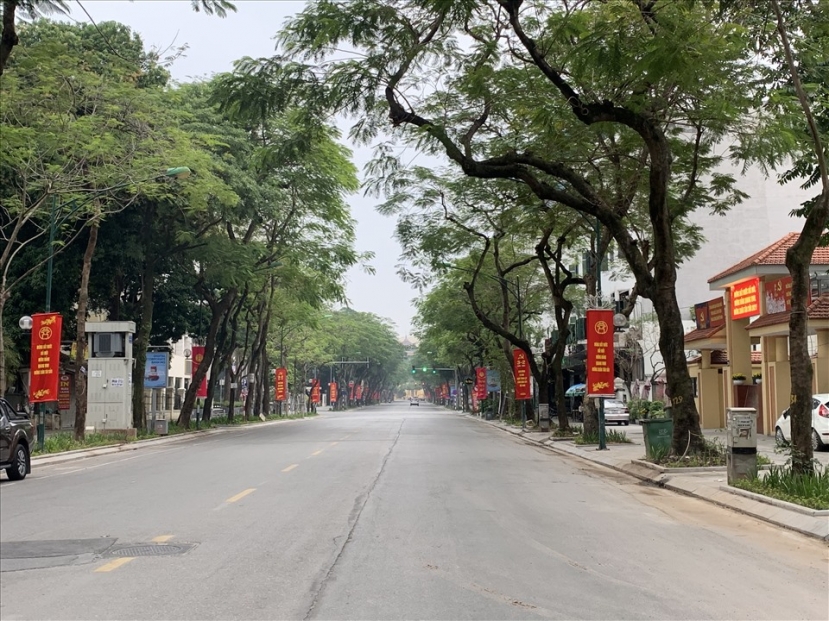 Không có tắc đường, không tiếng còi xe, cũng không có hàng quán vỉa hè... chẳng mấy khi Hà Nội lại yên bình như thế này. Ảnh: Lao động Không có tắc đường, không tiếng còi xe, cũng không có hàng quán vỉa hè... chẳng mấy khi Hà Nội lại yên bình như thế này. Ảnh: Lao động