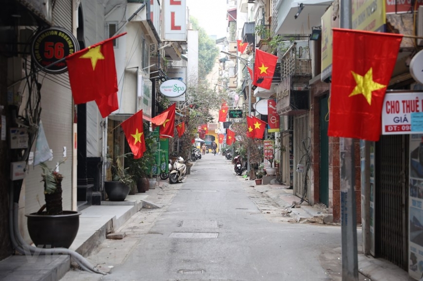 Những con phố rợp cờ đỏ mang không khí của mùa xuân. Từ nhà ra đến ngõ, không khí bình yên vô cùng. Ảnh: Vietnamplus Những con phố rợp cờ đỏ mang không khí của mùa xuân. Từ nhà ra đến ngõ, không khí bình yên vô cùng. Ảnh: Vietnamplus