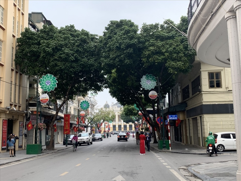 Có nhiều người tranh thủ sáng mùng 1 vắng vẻ, đi chụp những bộ ảnh Tết để lưu làm kỷ niệm. Ảnh: Lao động Có nhiều người tranh thủ sáng mùng 1 vắng vẻ, đi chụp những bộ ảnh Tết để lưu làm kỷ niệm. Ảnh: Lao động