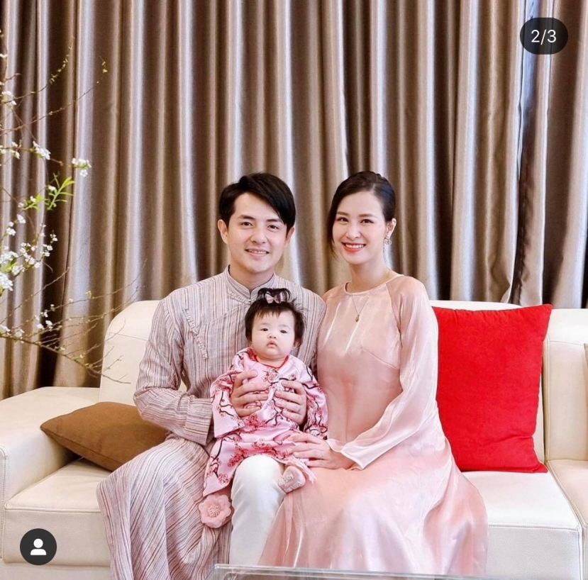 Gia đình 3 người Đông Nhi - Ông Cao Thắng chào đón xuân Tân Sửu. Nữ ca sĩ hôm nay vận áo dài màu hồng phấn, thiết kế cách tân nhẹ nhàng. Ảnh: Instagram Gia đình 3 người Đông Nhi - Ông Cao Thắng chào đón xuân Tân Sửu. Nữ ca sĩ hôm nay vận áo dài màu hồng phấn, thiết kế cách tân nhẹ nhàng. Ảnh: Instagram
