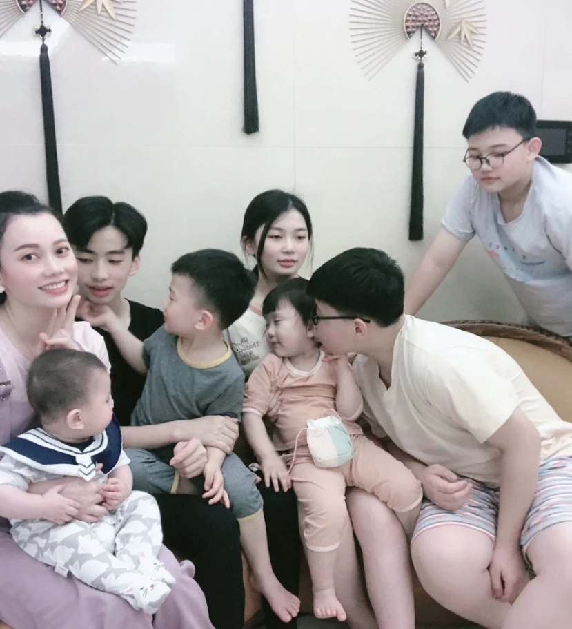 Zhang bên các con. Ảnh: Zhang Rongrong Zhang bên các con. Ảnh: Zhang Rongrong