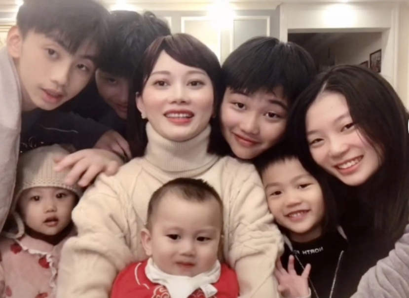 Zhang bên các con. Ảnh: Zhang Rongrong Zhang bên các con. Ảnh: Zhang Rongrong