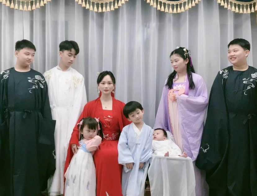 Zhang (áo đỏ) cùng các con. Ảnh: Zhang Rongrong Zhang (áo đỏ) cùng các con. Ảnh: Zhang Rongrong