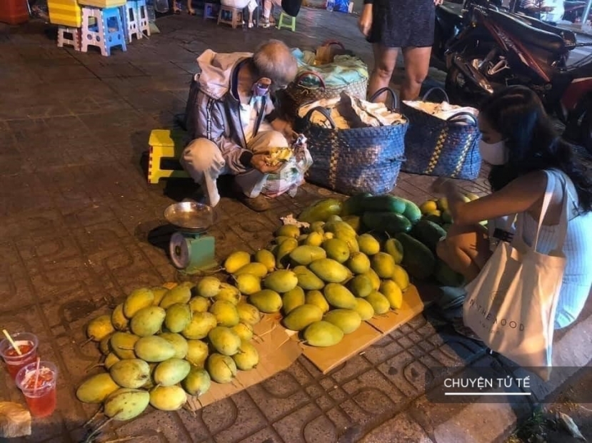 Hình ảnh cụ ông bán xoài ở vỉa hè kiếm tiền chữa bệnh cho vợ gây xúc động. Ảnh: Facebook Hình ảnh cụ ông bán xoài ở vỉa hè kiếm tiền chữa bệnh cho vợ gây xúc động. Ảnh: Facebook