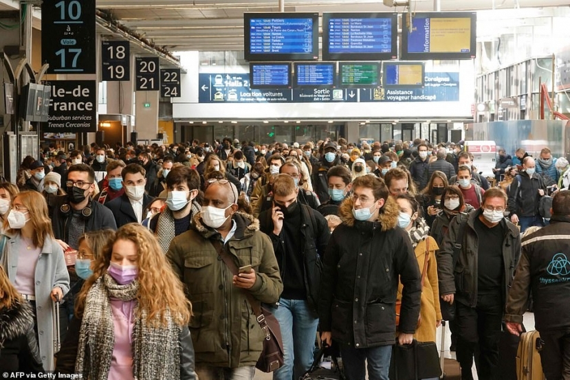 Chỉ vài tiếng trước khi lệnh phong tỏa có hiệu lực, các chuyến tàu rời Paris đến những nơi không bị ảnh hưởng bởi lệnh phong tỏa đã đạt 100% công suất. Ảnh: Getty Chỉ vài tiếng trước khi lệnh phong tỏa có hiệu lực, các chuyến tàu rời Paris đến những nơi không bị ảnh hưởng bởi lệnh phong tỏa đã đạt 100% công suất. Ảnh: Getty