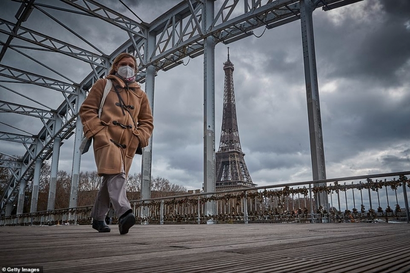 Một người Paris băng qua sông Seine gần với Tháp Eiffel vì thành phố và các khu vực lân cận phải đối mặt với đợt đóng cửa lần thứ 3 để đối phó với làn sóng Covid-19 thứ ba. Ảnh: Getty Một người Paris băng qua sông Seine gần với Tháp Eiffel vì thành phố và các khu vực lân cận phải đối mặt với đợt đóng cửa lần thứ 3 để đối phó với làn sóng Covid-19 thứ ba. Ảnh: Getty