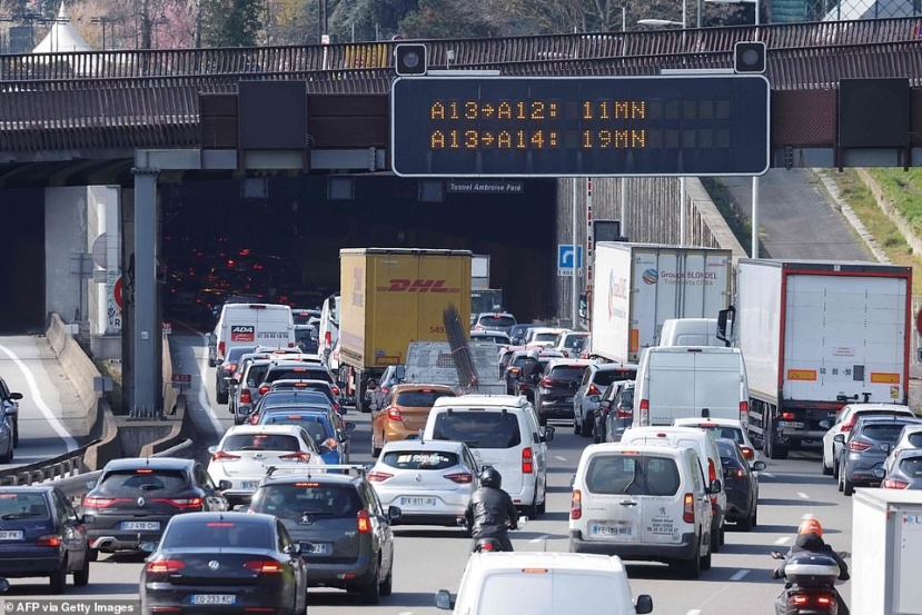 Hàng trăm ngàn người xếp hàng dài tại Port d'Auteuil hướng về phía Tây nước Pháp trước khi lệnh phong tỏa mới có hiệu lực. Ảnh: Getty Hàng trăm ngàn người xếp hàng dài tại Port d'Auteuil hướng về phía Tây nước Pháp trước khi lệnh phong tỏa mới có hiệu lực. Ảnh: Getty
