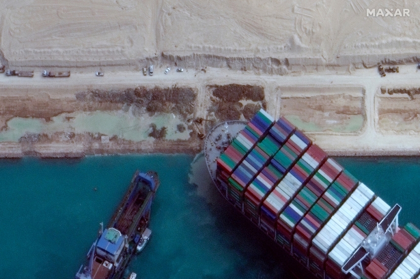 Tàu kéo và máy đào tiếp tục đẩy và kéo tàu container Ever Given trong khi nó còn mắc kẹt. Ảnh: AP Tàu kéo và máy đào tiếp tục đẩy và kéo tàu container Ever Given trong khi nó còn mắc kẹt. Ảnh: AP
