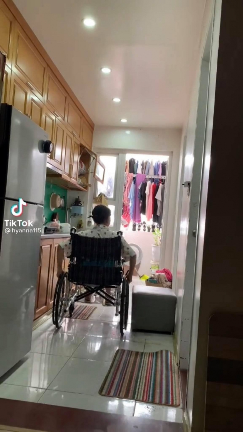 Sau khi phẫu thuật, Hyan đều tự làm được mọi thứ nhưng hiện vẫn đang phụ thuộc vào xe lăn. Ảnh cắt từ clip Sau khi phẫu thuật, Hyan đều tự làm được mọi thứ nhưng hiện vẫn đang phụ thuộc vào xe lăn. Ảnh cắt từ clip