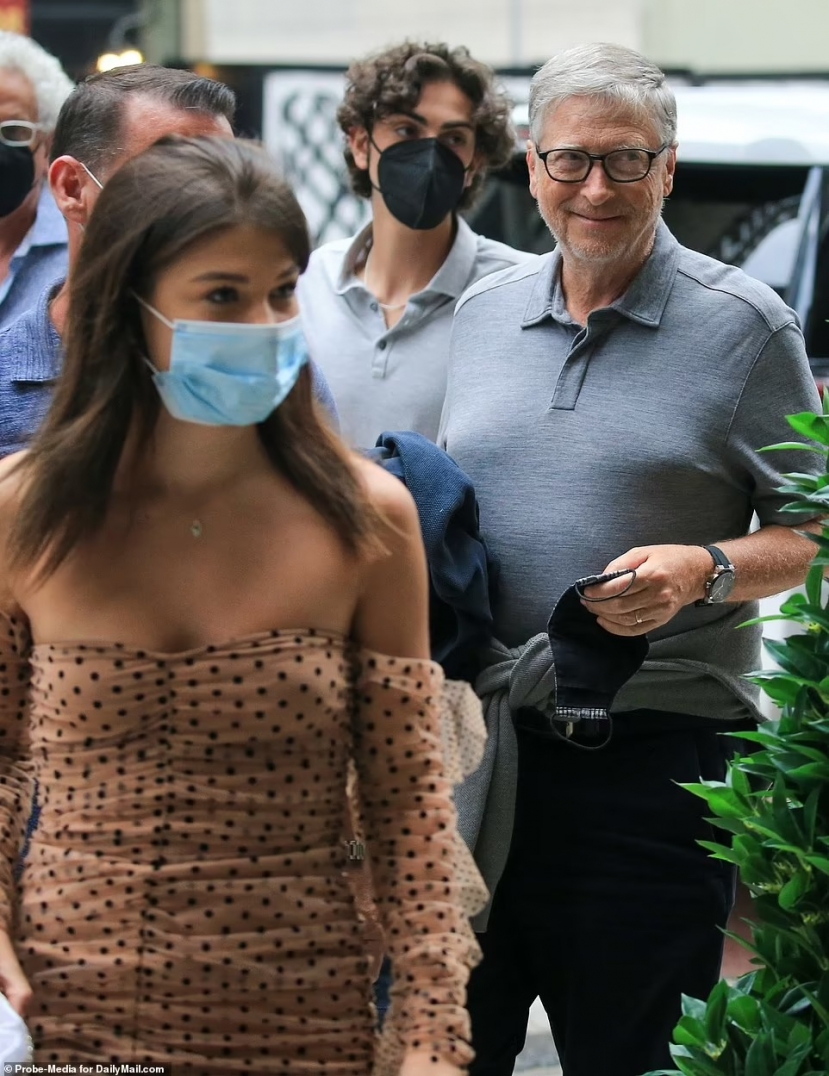 Tái xuất sau lùm xùm ly hôn, Bill Gates có vẻ không trau chuốt ngoại hình, ông để râu, bụng có vẻ to hơn và đặc biệt tay vẫn đeo nhẫn cưới. Ảnh: Dailymail Tái xuất sau lùm xùm ly hôn, Bill Gates có vẻ không trau chuốt ngoại hình, ông để râu, bụng có vẻ to hơn và đặc biệt tay vẫn đeo nhẫn cưới. Ảnh: Dailymail