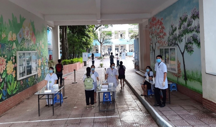 Công tác phân luồng, đón thí sinh dự thi vào lớp 10 chuyên năm học 2021-2022 được duy trì nghiêm túc tại điểm thi Trường Trung học cơ sở Ba Đình (quận Ba Đình). Công tác phân luồng, đón thí sinh dự thi vào lớp 10 chuyên năm học 2021-2022 được duy trì nghiêm túc tại điểm thi Trường Trung học cơ sở Ba Đình (quận Ba Đình).