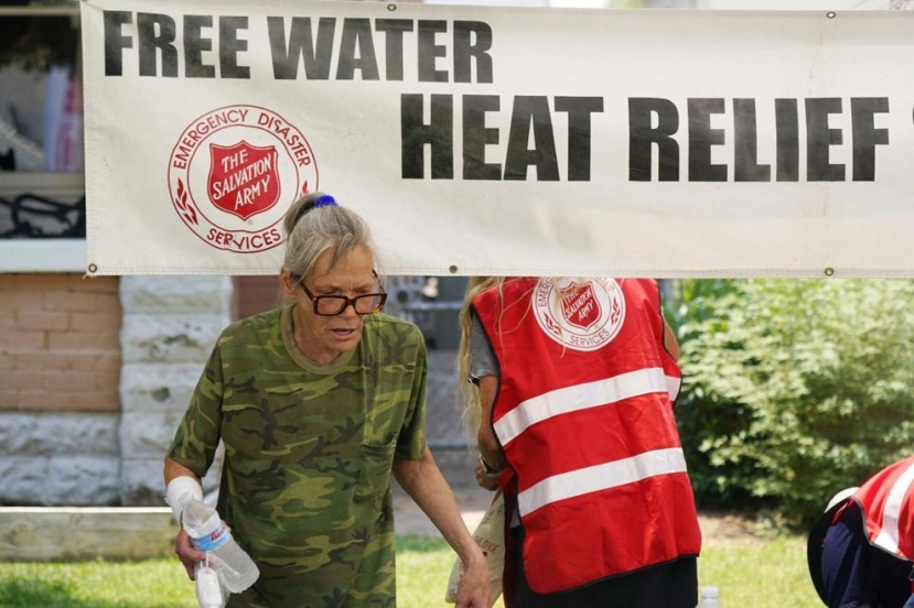 Một trạm cấp nước Salvation Army chuyên cung cấp nước cho những người đi bộ đường dài tại Phoenix. Ảnh: AP Một trạm cấp nước Salvation Army chuyên cung cấp nước cho những người đi bộ đường dài tại Phoenix. Ảnh: AP
