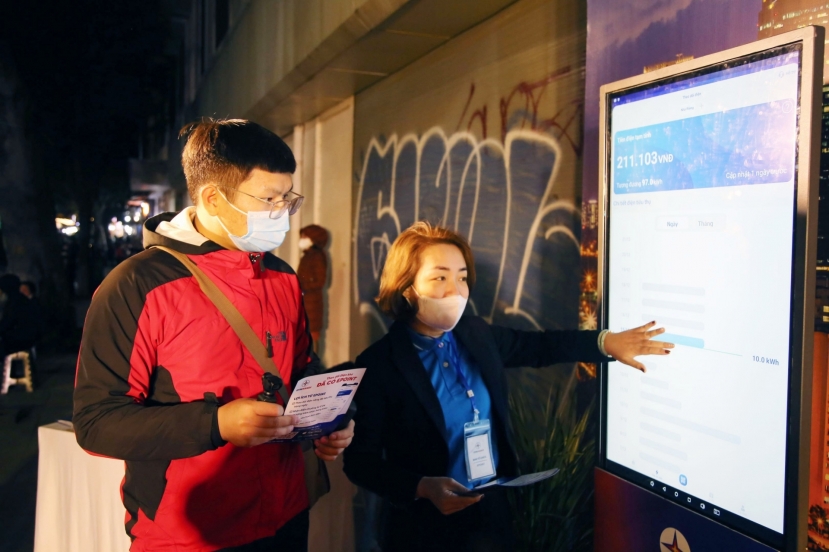 Nhân viên chăm sóc khách hàng EVNHANOI hướng dẫn khách hàng trải nghiệm ứng dụng EPoint. Ảnh: Năng lượng sạch Việt Nam Nhân viên chăm sóc khách hàng EVNHANOI hướng dẫn khách hàng trải nghiệm ứng dụng EPoint. Ảnh: Năng lượng sạch Việt Nam