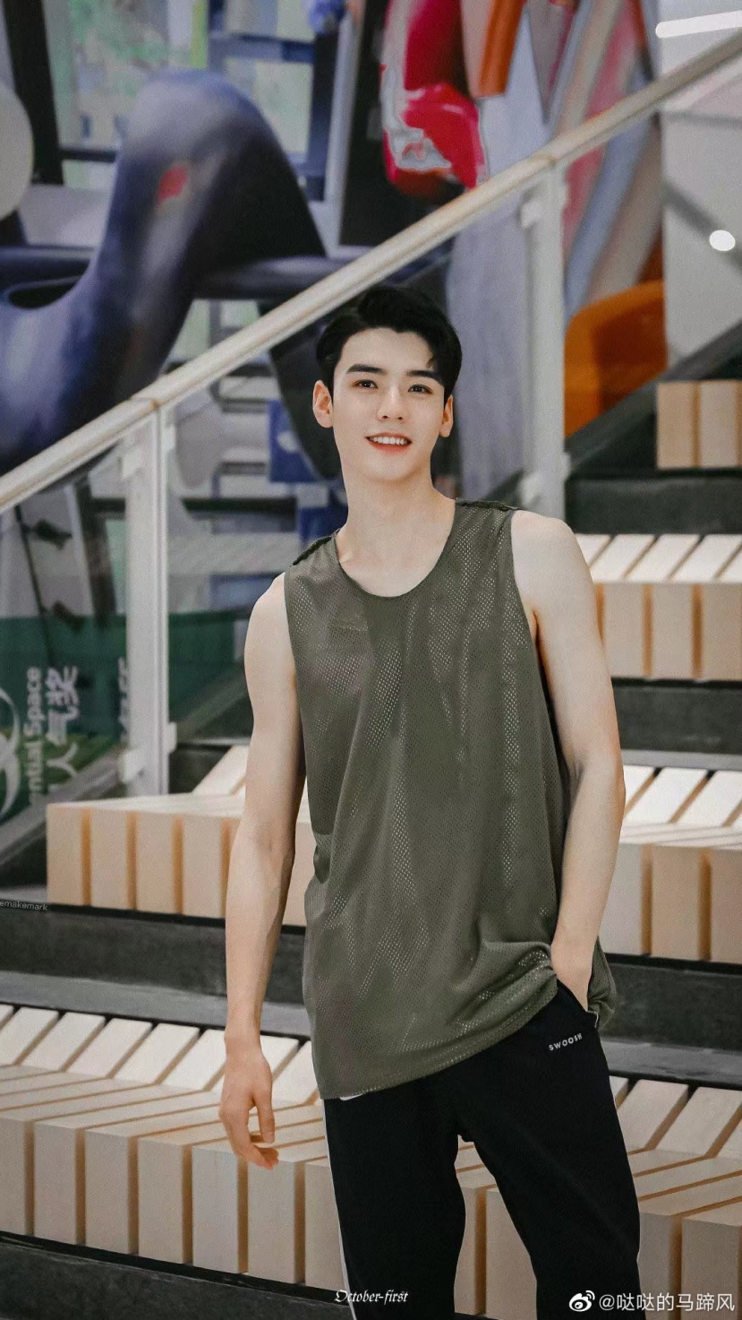 Sau khi thấy loạt video ghép cảnh Cung Tuấn đi tiêm với cảnh chó đi tiêm, fan của anh chàng vừa được trận cười thả ga, vừa phải thả loạt ảnh xinh xẻo để vớt vát hình ảnh cho thần tượng. Sau khi thấy loạt video ghép cảnh Cung Tuấn đi tiêm với cảnh chó đi tiêm, fan của anh chàng vừa được trận cười thả ga, vừa phải thả loạt ảnh xinh xẻo để vớt vát hình ảnh cho thần tượng.
