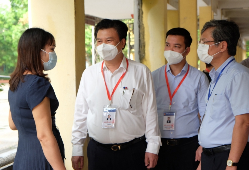 Thứ trưởng Nguyễn Hữu Độ kiểm tra thi tại Hưng Yên. Ảnh: MOET Thứ trưởng Nguyễn Hữu Độ kiểm tra thi tại Hưng Yên. Ảnh: MOET