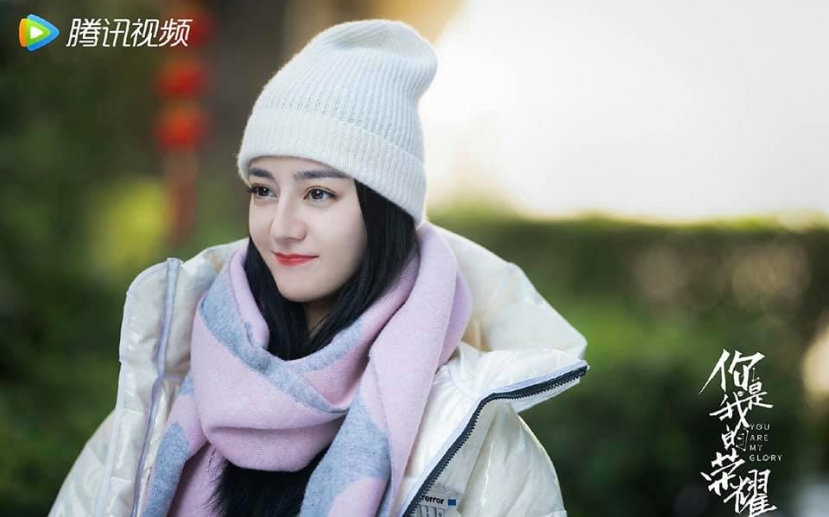 Phía nhà gái Địch Lệ Nhiệt Ba cũng có kém đâu. Cười mím chi cũng đủ xuất thần rồi. Phía nhà gái Địch Lệ Nhiệt Ba cũng có kém đâu. Cười mím chi cũng đủ xuất thần rồi.