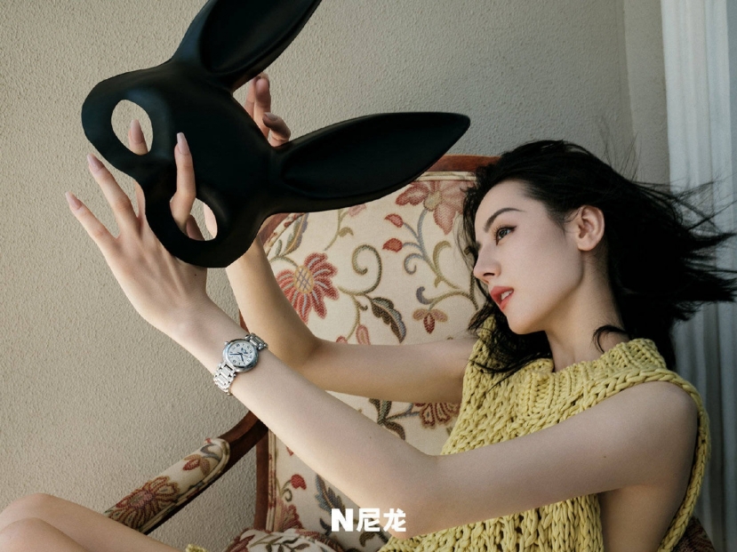 Một chiếc ảnh chụp nghiêng khoe trọn góc mặt xinh đẹp, thần thái của Địch Lệ Nhiệt Ba. Một chiếc ảnh chụp nghiêng khoe trọn góc mặt xinh đẹp, thần thái của Địch Lệ Nhiệt Ba.