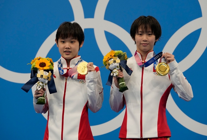 Chen Yuxi và Zhang Jiaqi chụp ảnh sau khi giành được HCV ở nội dung nhảy cầu đôi ván cứng 10 mét nữ tại Olympic Tokyo. Chen Yuxi và Zhang Jiaqi chụp ảnh sau khi giành được HCV ở nội dung nhảy cầu đôi ván cứng 10 mét nữ tại Olympic Tokyo.
