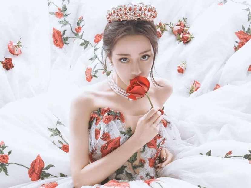 Địch Lệ Nhiệt Ba xuống sắc trong Em Là Niềm Kiêu Hãnh Của Anh - Ảnh 1 Địch Lệ Nhiệt Ba xuống sắc trong Em Là Niềm Kiêu Hãnh Của Anh - Ảnh 1