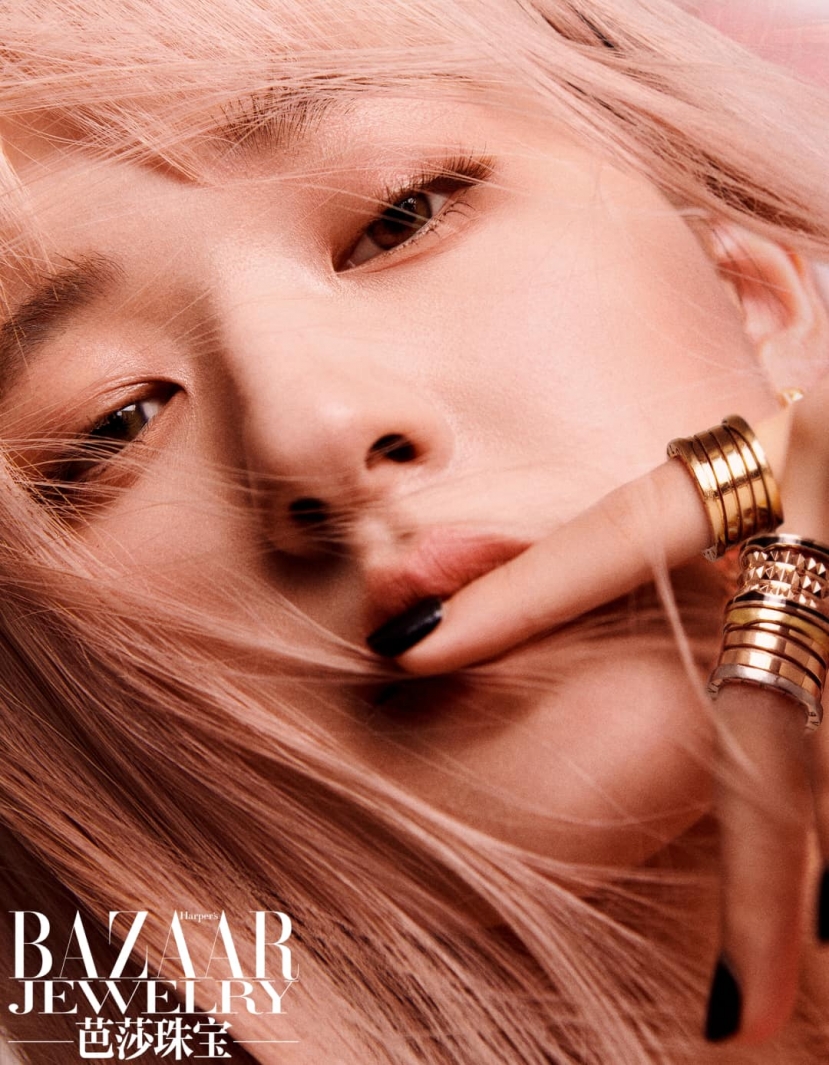 Nếu che hết mặt, để tóc thì nghĩ ngay đến Rosé, Black Pink. Trong kiểu pose dáng này, ánh mắt rất quan trọng. Có người nhìn rất thần thái, có người lại như buồn ngủ. Tất nhiên, Triệu Lộ Tư trong ảnh này bị netizen chê buồn ngủ. Nếu che hết mặt, để tóc thì nghĩ ngay đến Rosé, Black Pink. Trong kiểu pose dáng này, ánh mắt rất quan trọng. Có người nhìn rất thần thái, có người lại như buồn ngủ. Tất nhiên, Triệu Lộ Tư trong ảnh này bị netizen chê buồn ngủ.