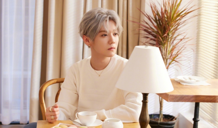 Còn bây giờ, Lu Han đã để tóc tai thời thượng hơn, vóc dáng, khuôn mặt mi nhon hơn trước. Còn bây giờ, Lu Han đã để tóc tai thời thượng hơn, vóc dáng, khuôn mặt mi nhon hơn trước.