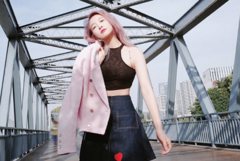 Không chỉ mai tóc, outfit trong loạt hình này cũng xuất sắc. Không chỉ mai tóc, outfit trong loạt hình này cũng xuất sắc.