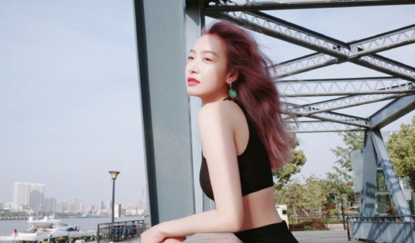 Lúc lại trầm lắng, suy tư. Lúc lại trầm lắng, suy tư.