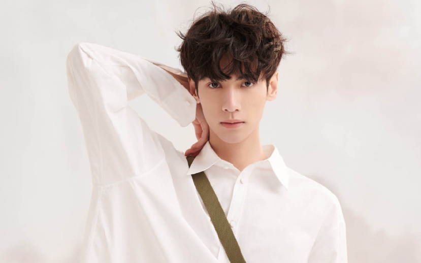La Vân Hi bó bột cứng ngắc, phải ngồi xe lăn đi làm khiến fan như ngồi trên đống lửa - Ảnh 2 La Vân Hi bó bột cứng ngắc, phải ngồi xe lăn đi làm khiến fan như ngồi trên đống lửa - Ảnh 2
