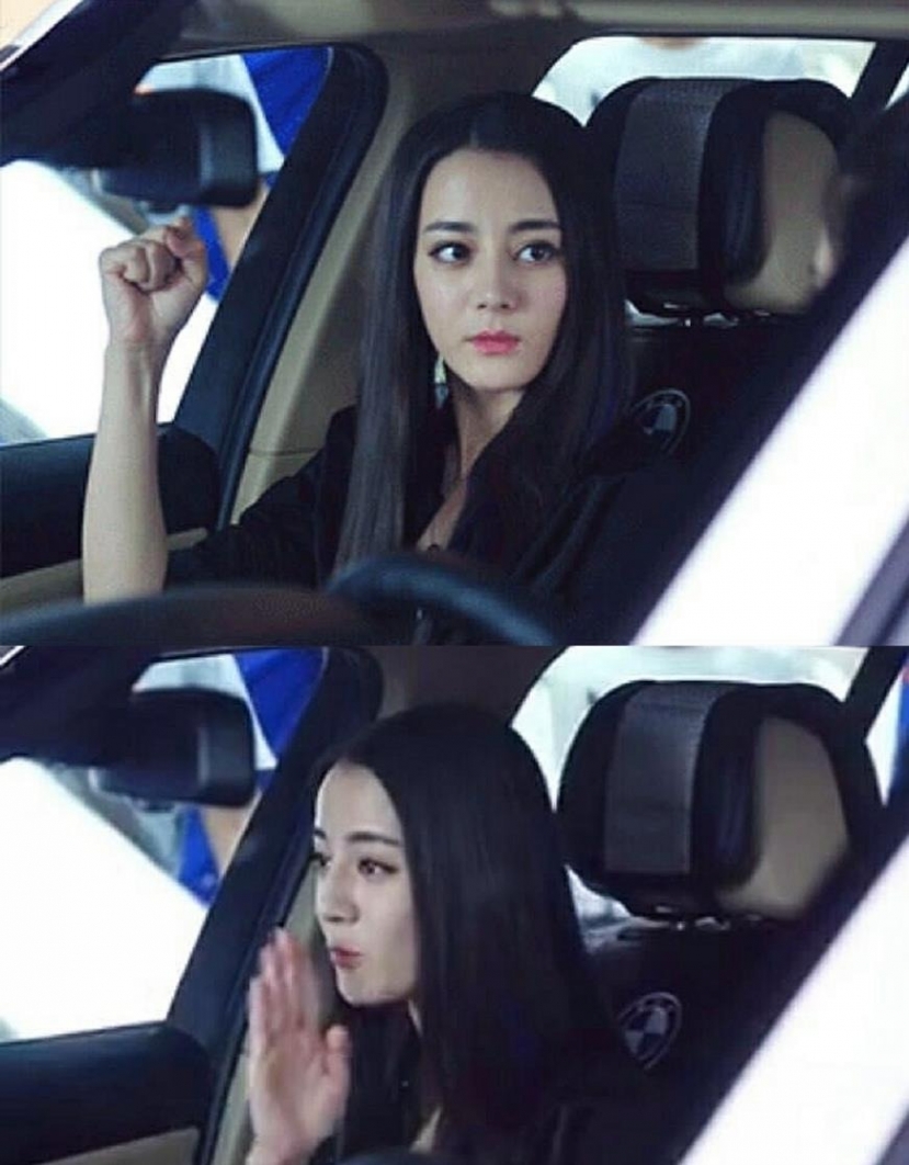 Địch Lệ Nhiệt Ba vừa học vừa múa may trong xe. Địch Lệ Nhiệt Ba vừa học vừa múa may trong xe.
