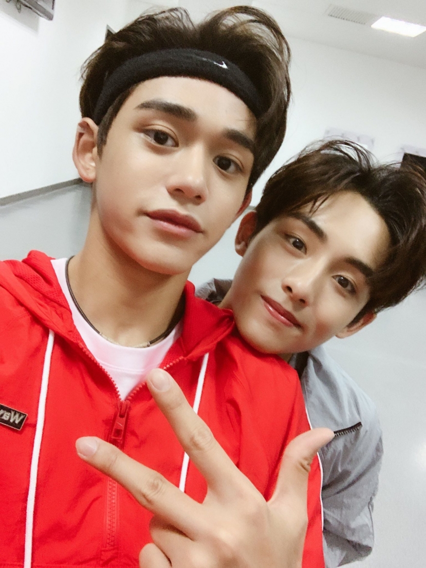 Lucas - Hoàng Húc Hi đẩy một chú mèo cho Winwin - Đổng Tư Thành nuôi dù biết anh dị ứng lông mèo. Lucas - Hoàng Húc Hi đẩy một chú mèo cho Winwin - Đổng Tư Thành nuôi dù biết anh dị ứng lông mèo.
