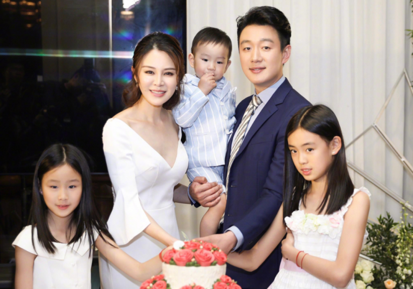 Ảnh chụp gia đình nam diễn viên Đồng Đại Vỹ bị netizen phán xét. Ảnh chụp gia đình nam diễn viên Đồng Đại Vỹ bị netizen phán xét.
