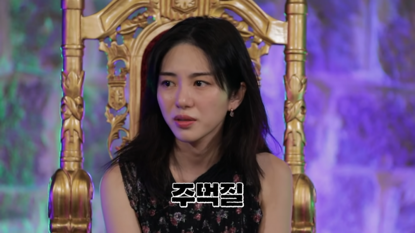 Mina khẳng định các thành viên AOA đều quan tâm tới cô, ngoại trừ kẻ bắt nạt Shin Jimin. Mina khẳng định các thành viên AOA đều quan tâm tới cô, ngoại trừ kẻ bắt nạt Shin Jimin.
