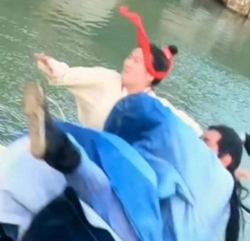 'Rổ sạn' khiến phim mới của Triệu Lộ Tư bị cộp mác 'rác phẩm' ngay ngày đầu công chiếu - Ảnh 11 'Rổ sạn' khiến phim mới của Triệu Lộ Tư bị cộp mác 'rác phẩm' ngay ngày đầu công chiếu - Ảnh 11