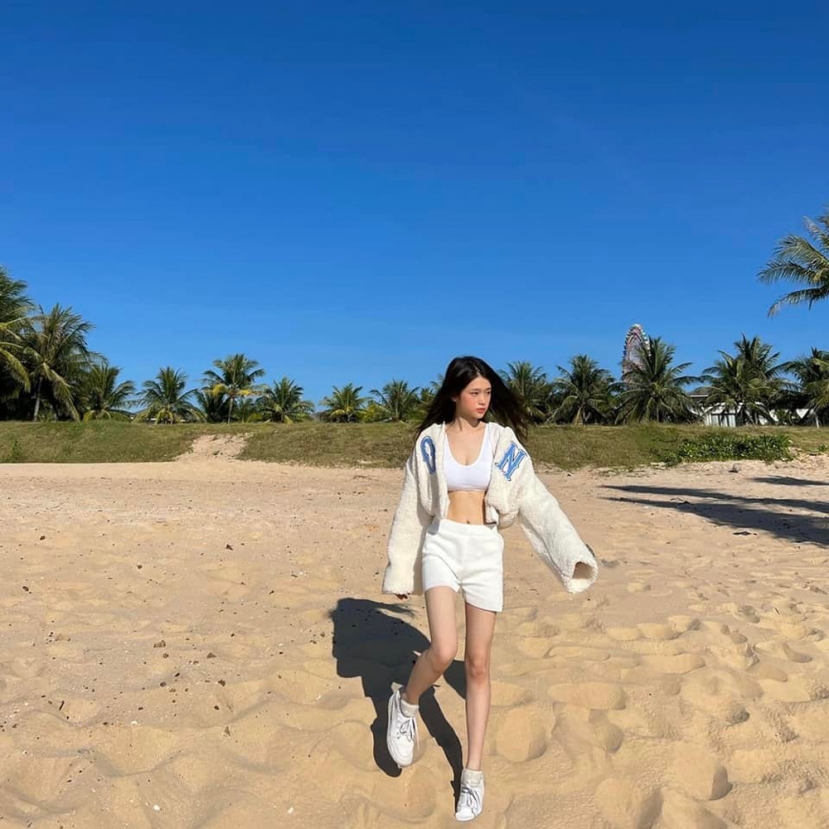 Ngỡ ngàng với sắc vóc gợi cảm, quyến rũ của Linh Ka ở tuổi 20 - Ảnh 3 Ngỡ ngàng với sắc vóc gợi cảm, quyến rũ của Linh Ka ở tuổi 20 - Ảnh 3