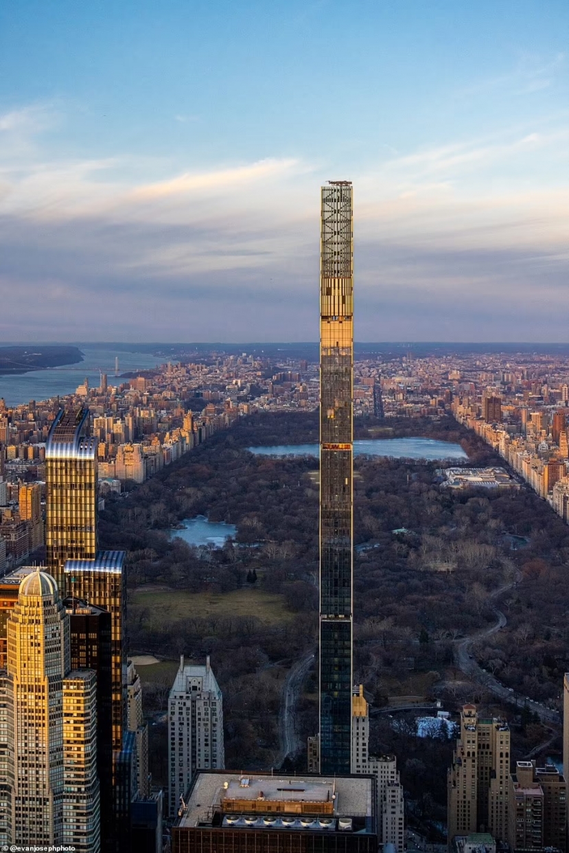 Steinway Tower, tòa nhà chọc trời mảnh mai nhất thế giới đứng sừng sững giữa đường chân trời New York City. Steinway Tower, tòa nhà chọc trời mảnh mai nhất thế giới đứng sừng sững giữa đường chân trời New York City.