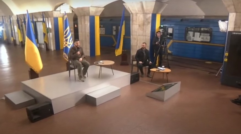 Ông Zelensky tổ chức họp báo tại ga tàu điện ngầm. Ông Zelensky tổ chức họp báo tại ga tàu điện ngầm.