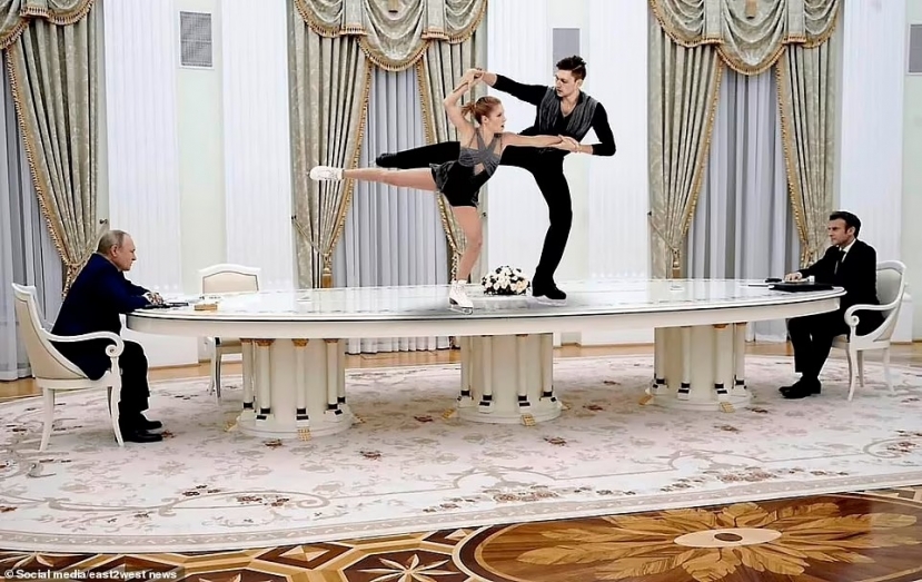 Chiếc bàn dát vàng khổng lồ ông Putin tiếp Tổng thư ký LHQ lại nổi khắp cõi mạng - Ảnh 2 Chiếc bàn dát vàng khổng lồ ông Putin tiếp Tổng thư ký LHQ lại nổi khắp cõi mạng - Ảnh 2