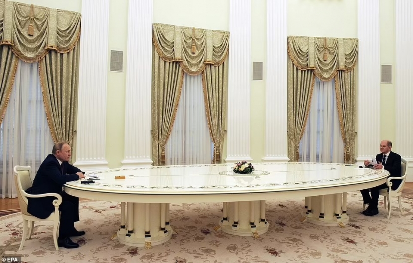 Thủ tướng Đức Olaf Scholz cũng gặp ông Putin trên chiếc bàn nổi tiếng này tại Moscow. Ảnh: EPA Thủ tướng Đức Olaf Scholz cũng gặp ông Putin trên chiếc bàn nổi tiếng này tại Moscow. Ảnh: EPA