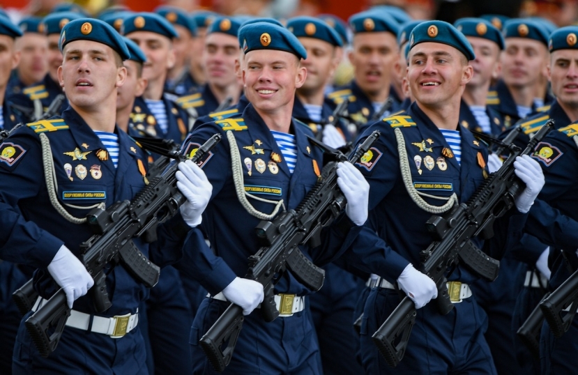 Các lực lượng vũ trang Nga gồm lính dù tinh nhuệ, quân cảnh, vệ binh quốc gia, Cossacks và học viên sĩ quan tham gia duyệt binh. Các lực lượng vũ trang Nga gồm lính dù tinh nhuệ, quân cảnh, vệ binh quốc gia, Cossacks và học viên sĩ quan tham gia duyệt binh.