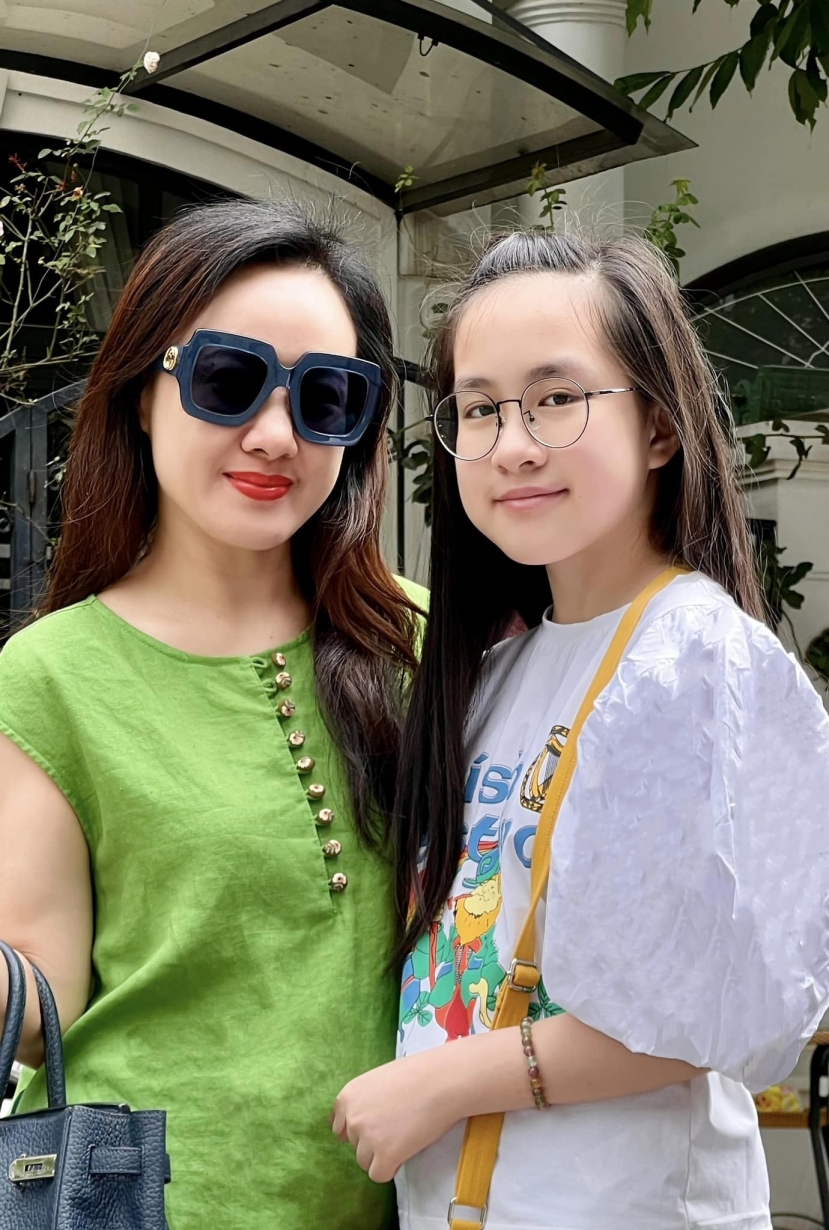 BTV Hoài Anh trong trẻo trong bộ áo dài trắng, khoe nhan sắc 'lão hóa ngược' ở tuổi 43 - Ảnh 3 BTV Hoài Anh trong trẻo trong bộ áo dài trắng, khoe nhan sắc 'lão hóa ngược' ở tuổi 43 - Ảnh 3