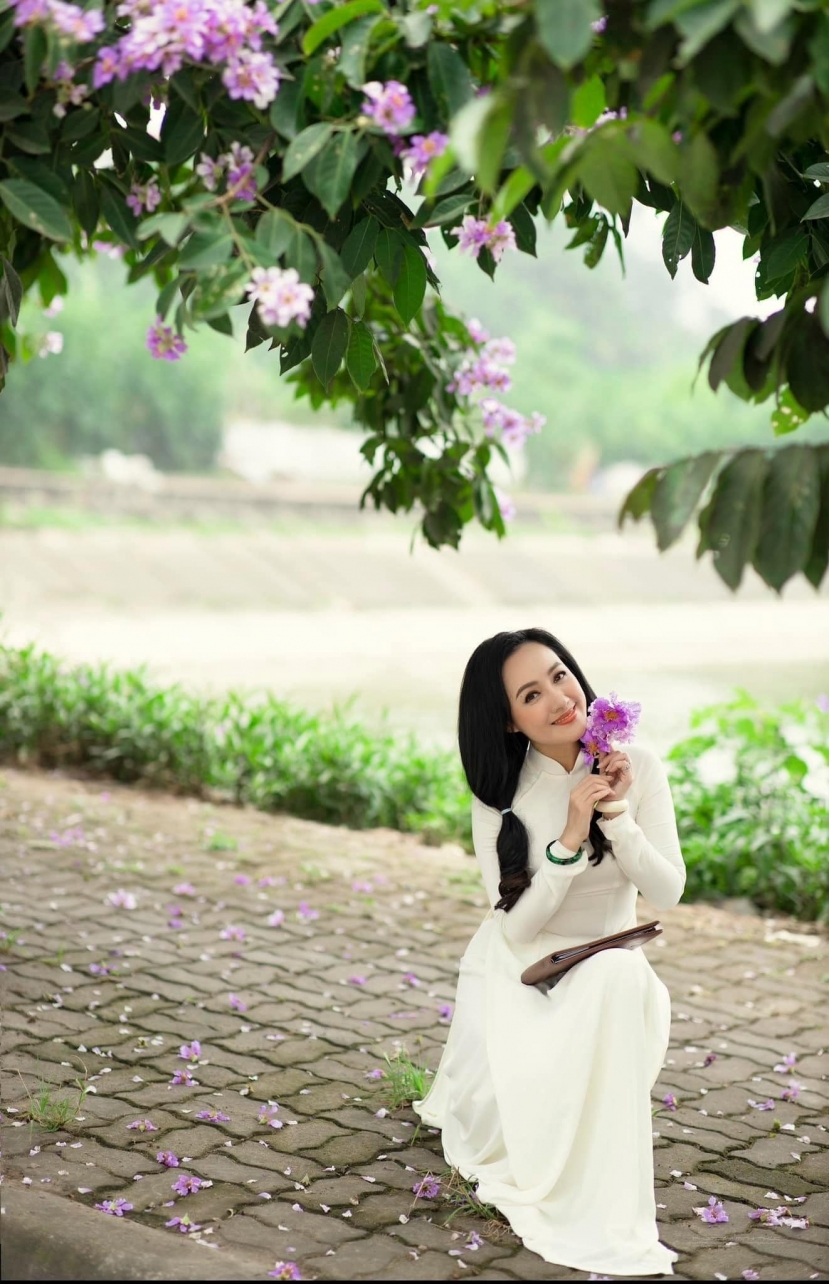 BTV Hoài Anh trong trẻo trong bộ áo dài trắng. Ảnh: FBNV. BTV Hoài Anh trong trẻo trong bộ áo dài trắng. Ảnh: FBNV.