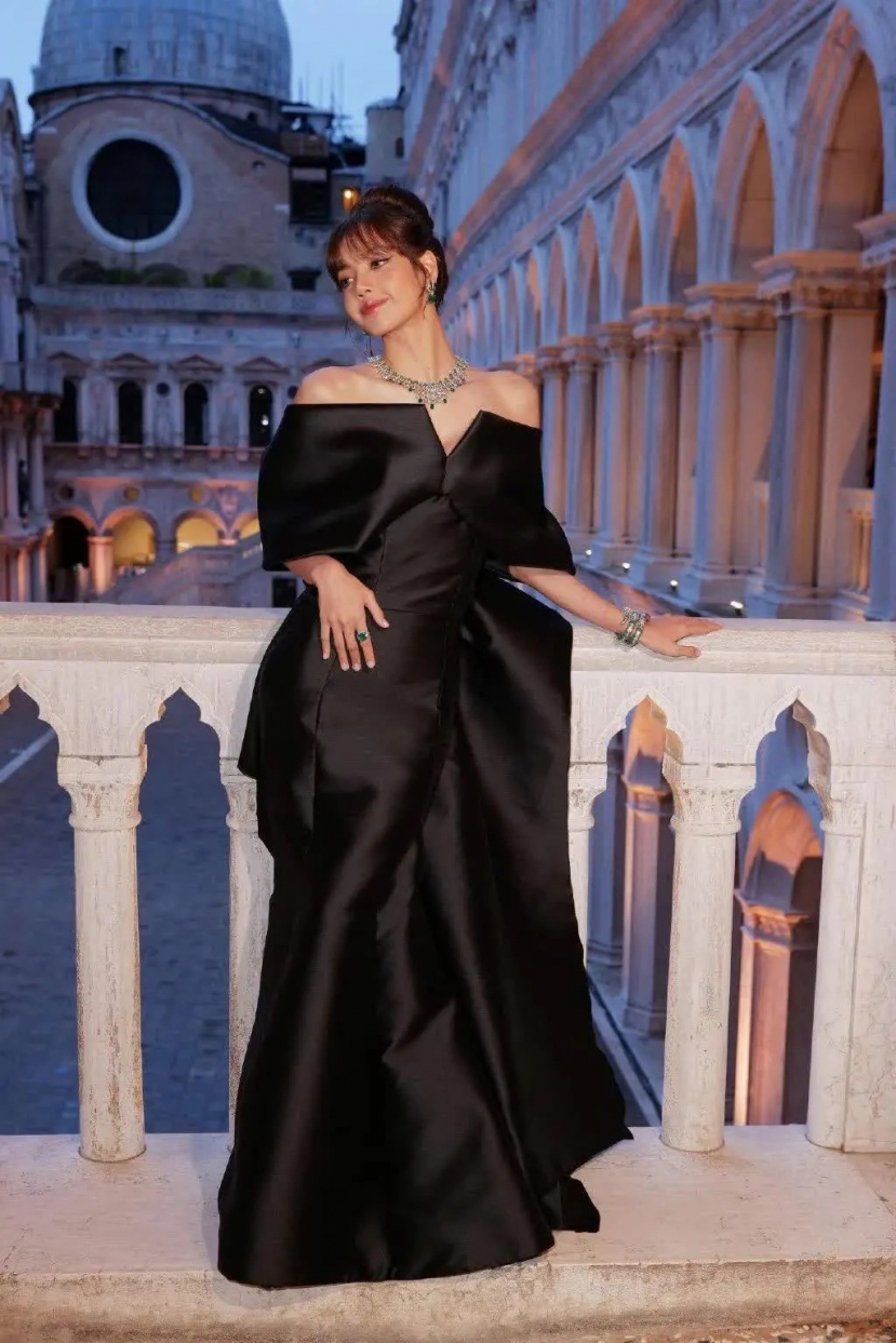 Lisa mang vẻ đẹp bí ẩn, sang chảnh tại sự kiện của thương hiệu Bulgari. Lisa mang vẻ đẹp bí ẩn, sang chảnh tại sự kiện của thương hiệu Bulgari.