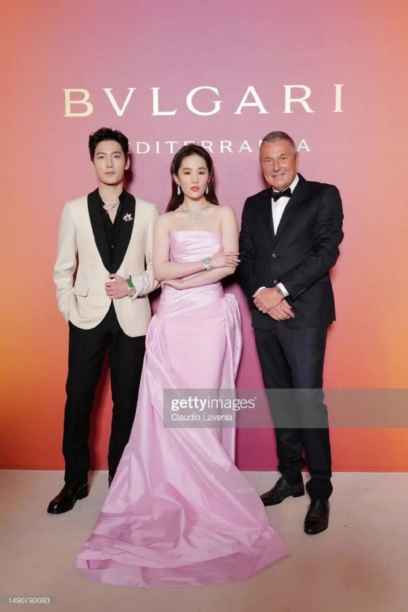 Dương Dương, Lưu Diệc Phi và CEO của Bulgari. Ảnh: Gettyimages Dương Dương, Lưu Diệc Phi và CEO của Bulgari. Ảnh: Gettyimages