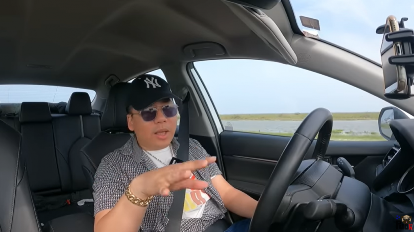 Ảnh cắt từ youtube Khoa Pug. Ảnh cắt từ youtube Khoa Pug.