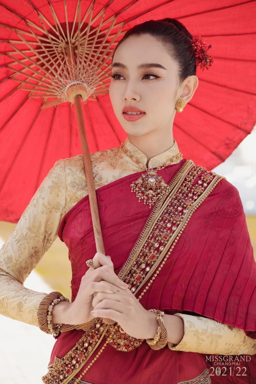 Hoa hậu Tiểu Vy biến hình hóa gái Thái trong trang phục truyền thống, so kè với nhan sắc với Thùy Tiên trước đó thì sao? - Ảnh 5 Hoa hậu Tiểu Vy biến hình hóa gái Thái trong trang phục truyền thống, so kè với nhan sắc với Thùy Tiên trước đó thì sao? - Ảnh 5