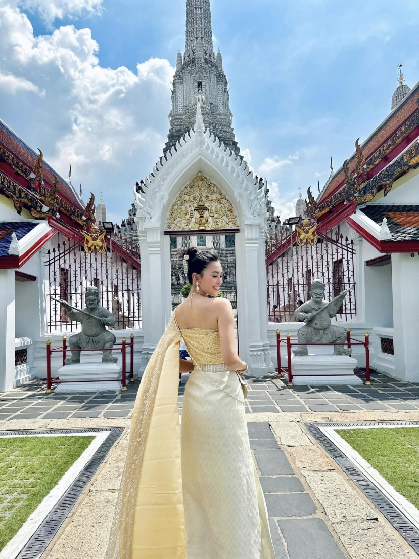Hoa hậu Tiểu Vy biến hình hóa gái Thái trong trang phục truyền thống, so kè với nhan sắc với Thùy Tiên trước đó thì sao? - Ảnh 2 Hoa hậu Tiểu Vy biến hình hóa gái Thái trong trang phục truyền thống, so kè với nhan sắc với Thùy Tiên trước đó thì sao? - Ảnh 2