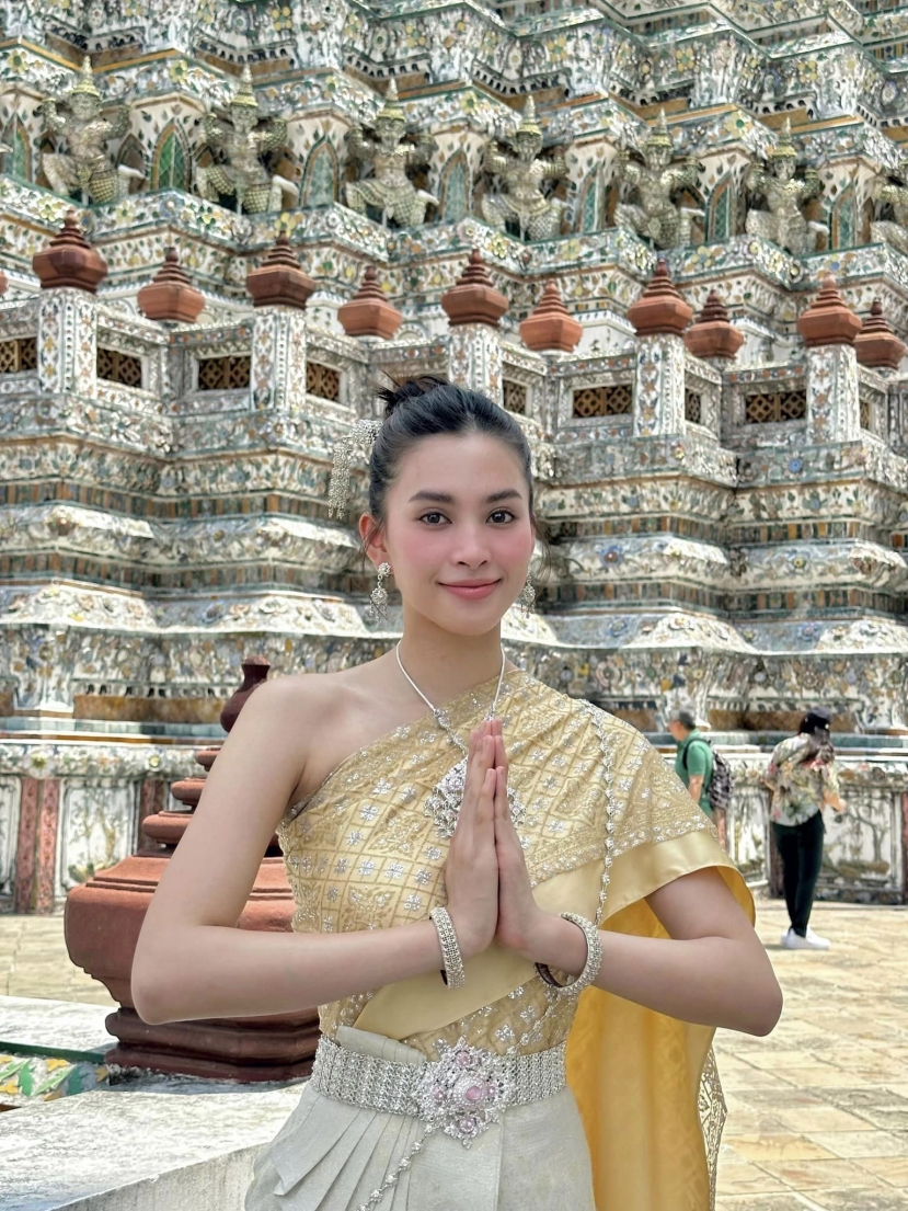 Hoa hậu Tiểu Vy biến hình hóa gái Thái trong trang phục truyền thống, so kè với nhan sắc với Thùy Tiên trước đó thì sao? - Ảnh 4 Hoa hậu Tiểu Vy biến hình hóa gái Thái trong trang phục truyền thống, so kè với nhan sắc với Thùy Tiên trước đó thì sao? - Ảnh 4